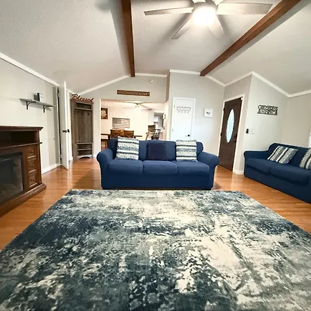 Large Home - Walking Distance To Parkway
